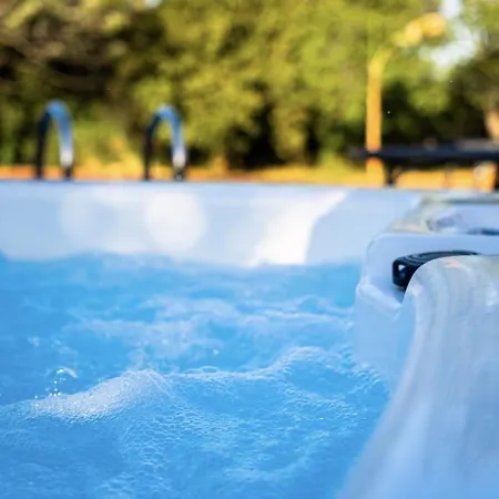 Elena With Jacuzzi Vila *